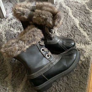 Black winter boots with fur